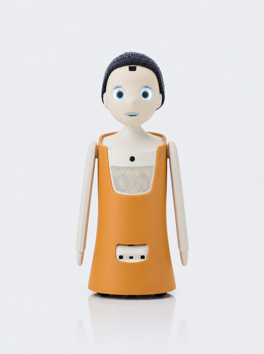 Navel Sozialroboter frontal im Studio — cremefarbenes Gesicht mit dunkler Strickmütze, großen Leuchtaugen und orangefarbener Körperschale