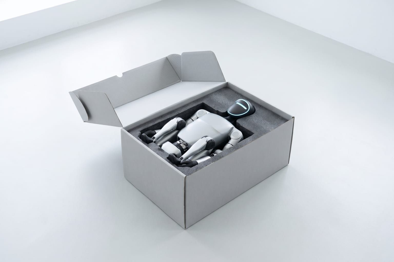 Symbolische KI-Illustration: ein zusammengefalteter Roboter nach dem Design des Unitree G1 in einem kompakten Versandkarton.